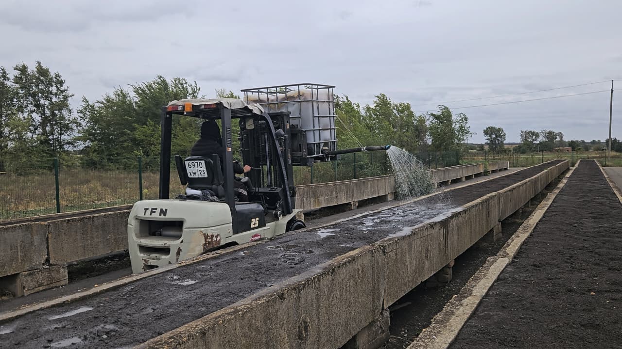 Стеллажи поливаем, завтра отдел ячменя сев начинает